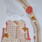Платье с полочкой, связанной крючком, + трусики и лента (для детсадовского пупса) спинка