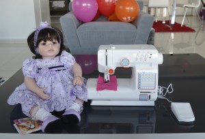 Новая швейная машинка и кукла