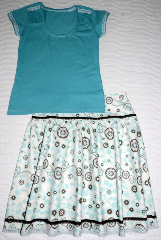 Бирюзовый комплект: юбка и футболка