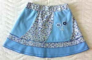 Удлиненная голубая юбка с вышивкой