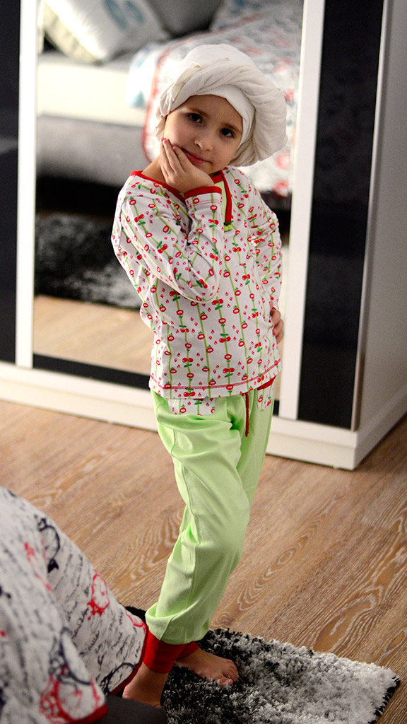 Пижама "Вишневое варенье" для дочки. Оттобре: футболка №1-2013, мод.21; брюки №4-2013, мод. 27