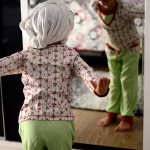 Пижама "Вишневое варенье" на дочке. Оттобре: футболка №1-2013, мод.21; брюки №4-2013, мод.27