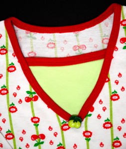 Пижама "Вишневое варенье", горловина. Оттобре: футболка №1-2013, мод.21; брюки №4-2013, мод.27
