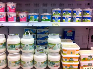 В обычном магазине в Турции обчно много видов натурального йогурта
