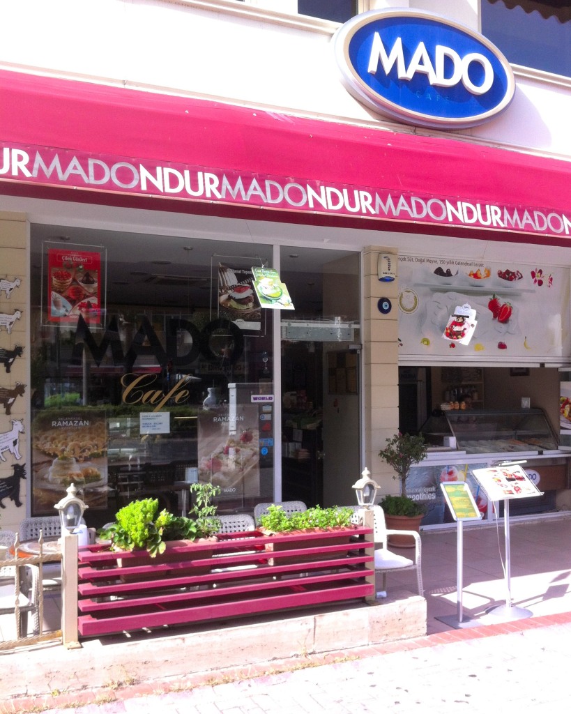 Традиционное турецкое мороженое в кафе MADO, Аланья