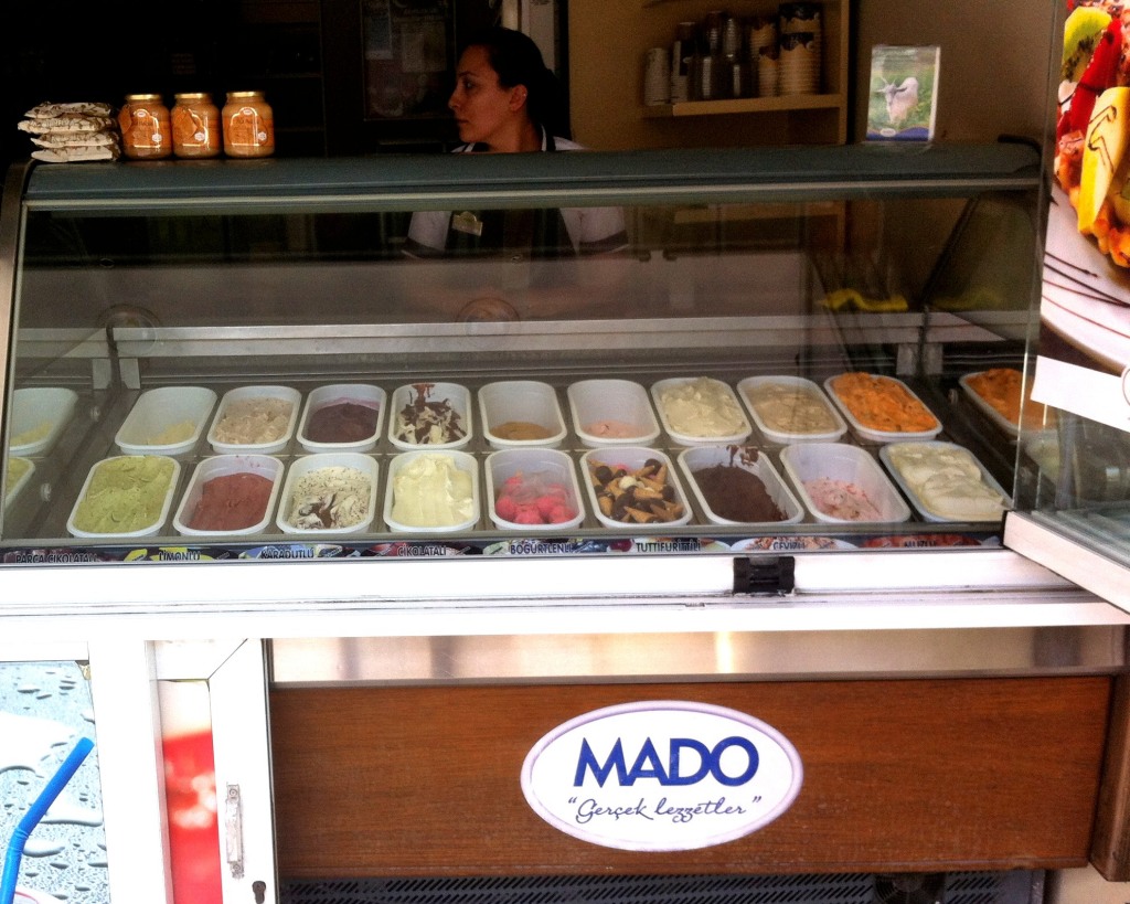 Ассортимент традиционного турецкого мороженого в кафе MADO, Аланья
