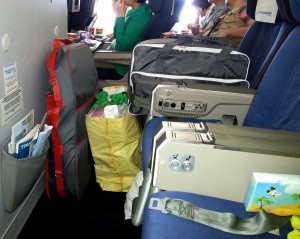 Швейная машинка, вышивальный блок и оверлок в самолете на "extra seat"