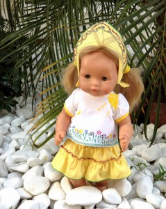 Костюмчик с разрисованной вручную футболкой на кукле